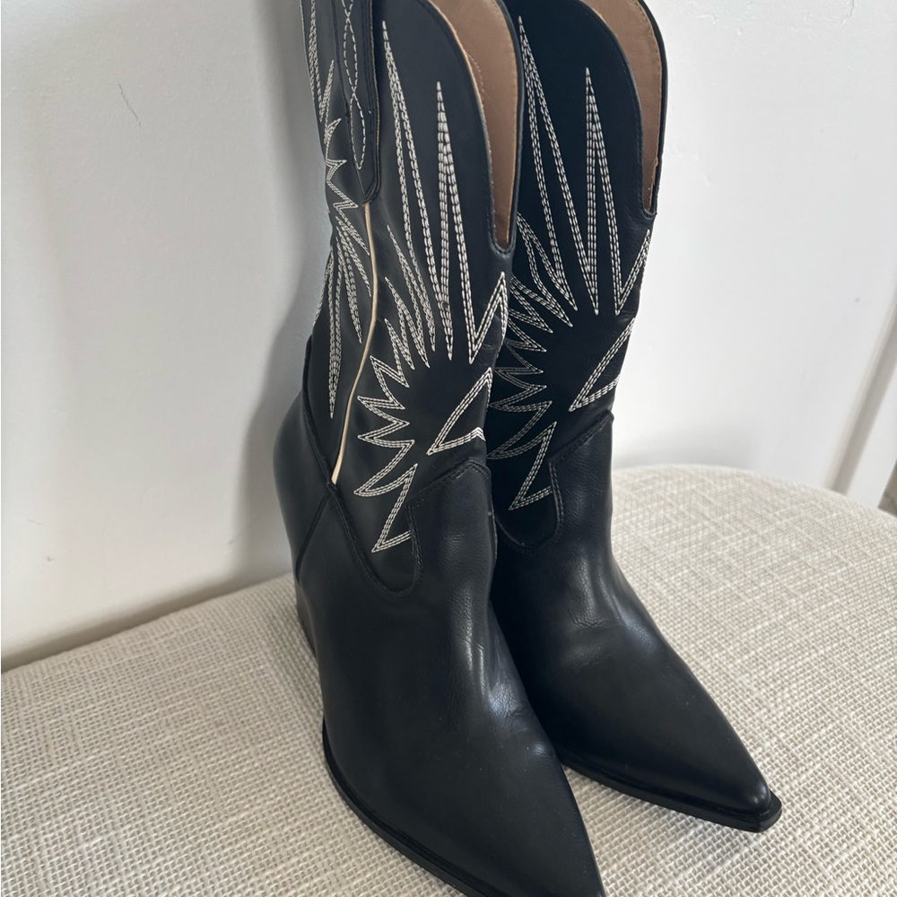 Oasis Society: White Embroidered Black Cowboy Boots